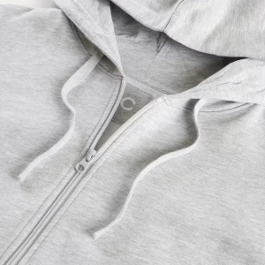 Grå hoodie med dragkedja - Säljer en grå hoodie med dragkedja och huva. Tröjan har långa ärmar och  fickor framtill. Perfekt för en avslappnad dag i skolan, snygga till tex yoga pants.