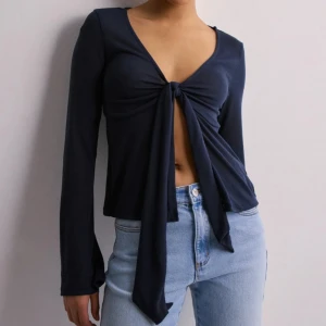 Marinblå blus från Gina tricot - Super fin marinblå blus från ginatricot i storlek xs, i jätte bra skick🤍🌊