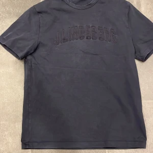 Mörkblå T-shirt från J.Lindberg - Säljer denna feta tröja ifrån J.Lindberg! Den är i storlek S och har inga defekter alls. Hör av er vid minsta fundering!💫