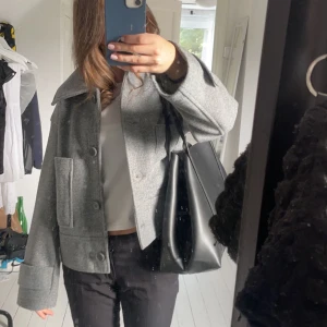 Kappahl kappa - Säljer min fina gråa kappa från Kappahl. Den är i bra skick men lite nopprig längst armarna (skriv privat för närmare bild). Den är i storlek s. Perfekt inför våren.