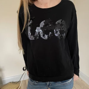 Lee tröja med paljetter - Super cool tröja från lee med paljeter!! Den är i jätte bra skick💓 Passar mig som har xs-s, skulle tro att den passar m också