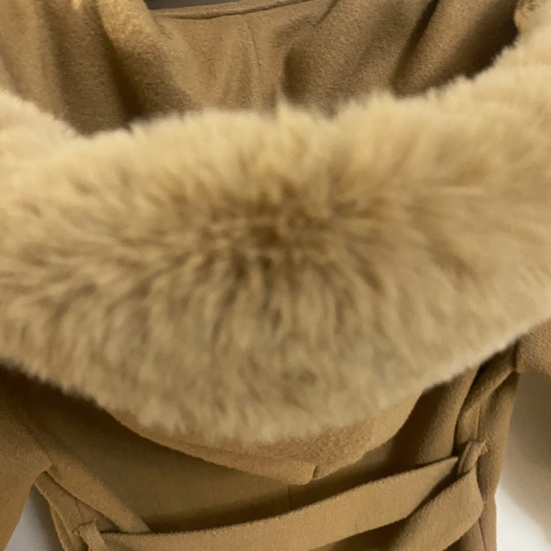 Beige kappa med pälsdetaljer - 3