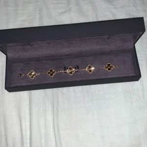 Guldarmband med fyrklöverdesign - Elegant guldarmband med fyrklöverformade länkar. Perfekt för att lägga till en touch av lyx till din stil. Kommer i en stilren svart ask.