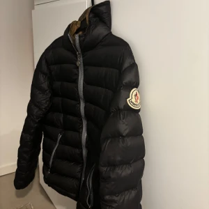 Moncler dunjacka - En riktigt shysst Moncler dunjacka i storlek 6 men sitter som en perfekt M. Detta är en mycket väl bevarad, äldre modell  utan defekter från Moncler i Barcelona. Nypris 13900kr Hör av er vid frågor, och kika gärna in resten av vår plick! mvh Santino