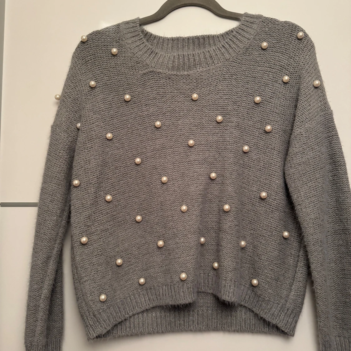 Grå stickad tröja med pärlor