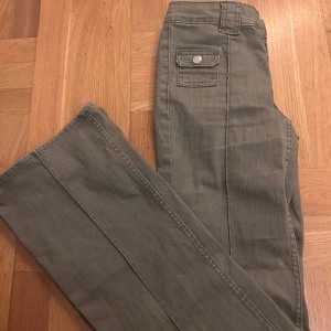 Populära hm jeans - Superbra skick💕 strl 32 passar även 34💕 pris går att diskutera vid snabb affär