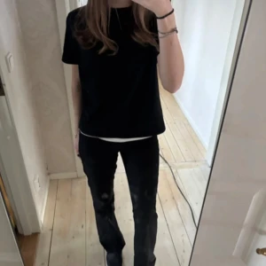 Svarta kostymbyxor  - Ett par kostymbyxor från bikbok med medelhög midja. Är i storlek 34