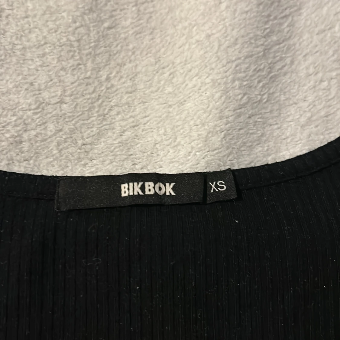 Svart ribbad topp från Bik Bok - 2