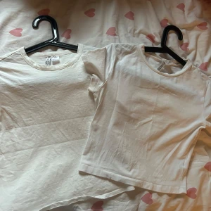 Vita t-shirts från H&M - Två vita t-shirts från H&M i enkel design. De har korta ärmar och en rund halsringning. Passar bra till jeans eller shorts. 