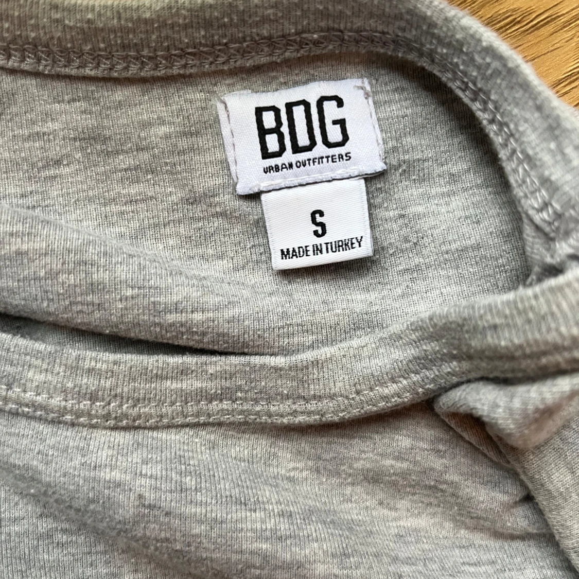 Grå t-shirt från BDG Urban Outfitters - 1