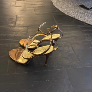 Bronsfärgade festskor  från Michael Antonio - Snygga bronsfärgade  festskor, högklackade, från Michael Antonio.