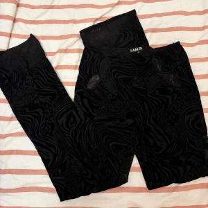 Svarta amina pants från i.am.gia - utsålda på hemsidan!! coolaste party-brallan!!! har ba använt dom 1 gång då d ej passar</3 