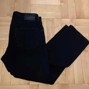 Acne Studios jeans - Snygga svarta jeans från Acne Studios, nästan aldrig använda. Nypris 3400kr, hör av dig för frågor eller funderingar! 