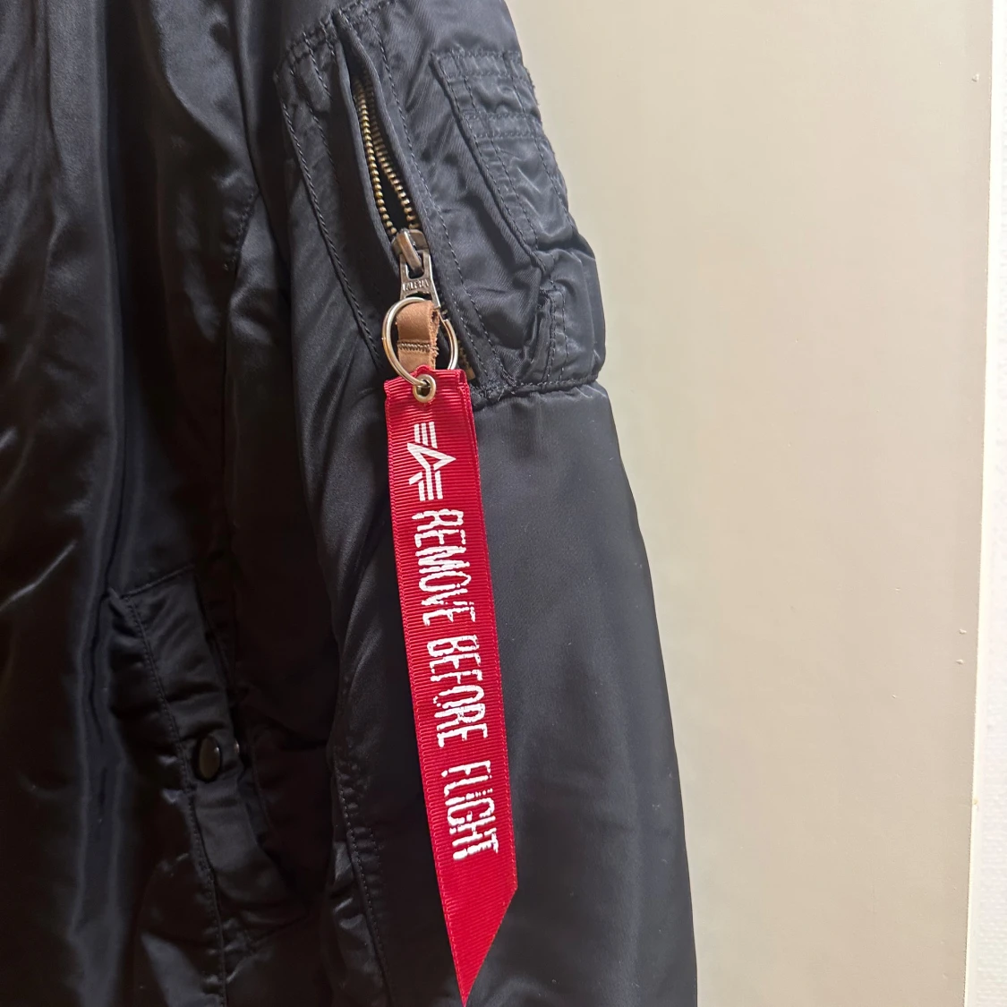 Svart bomberjacka från Alpha Industries - 2