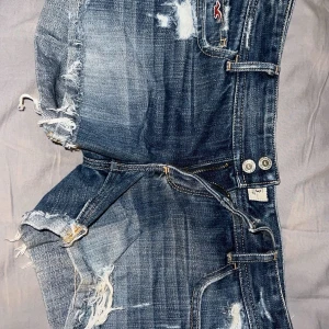 Blå jeansshorts från Hollister - Säljer ett par snygga blå jeansshorts från Hollister. Shortsen har en lågmidjad passform. Köpte dom för 350kr, och har aldrig använt dom 💕