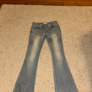 Blå jeans med coola detaljer - Snygga lågmidjade blå jeans med bootcut. Coola detaljer på bakfickorna och bälteshällorna. Perfekt ljusblå färg😍Pris kan diskuteras🫶