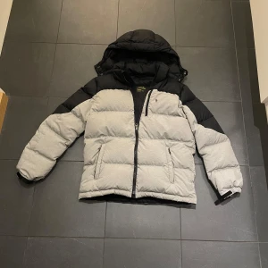 Ralph Lauren Dunjacka - Riktigt snygg jacka från Ralph Lauren som är perfekt för kyligare dagar. Vädligt skönt och mjukt material. Fint skick. Storlek 14-16, passar herr XS. 
