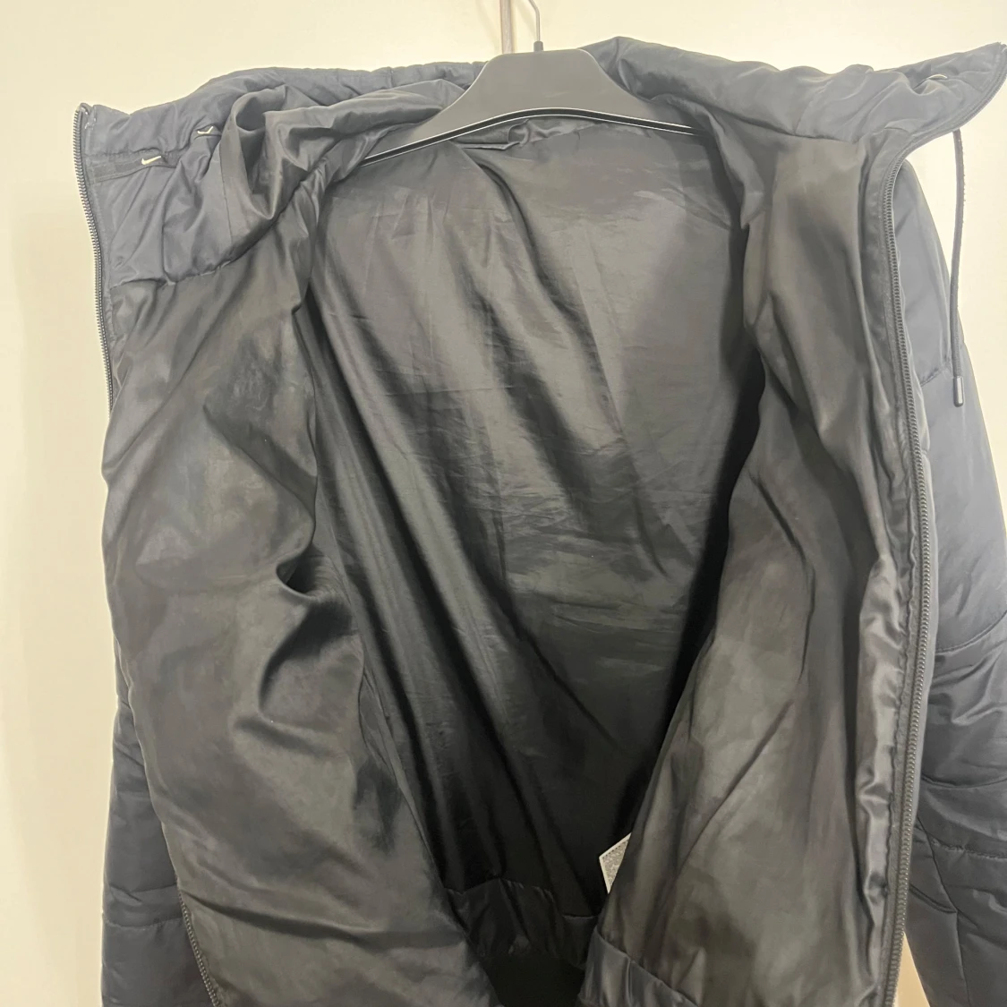 Svart pufferjacka från Nike - 3