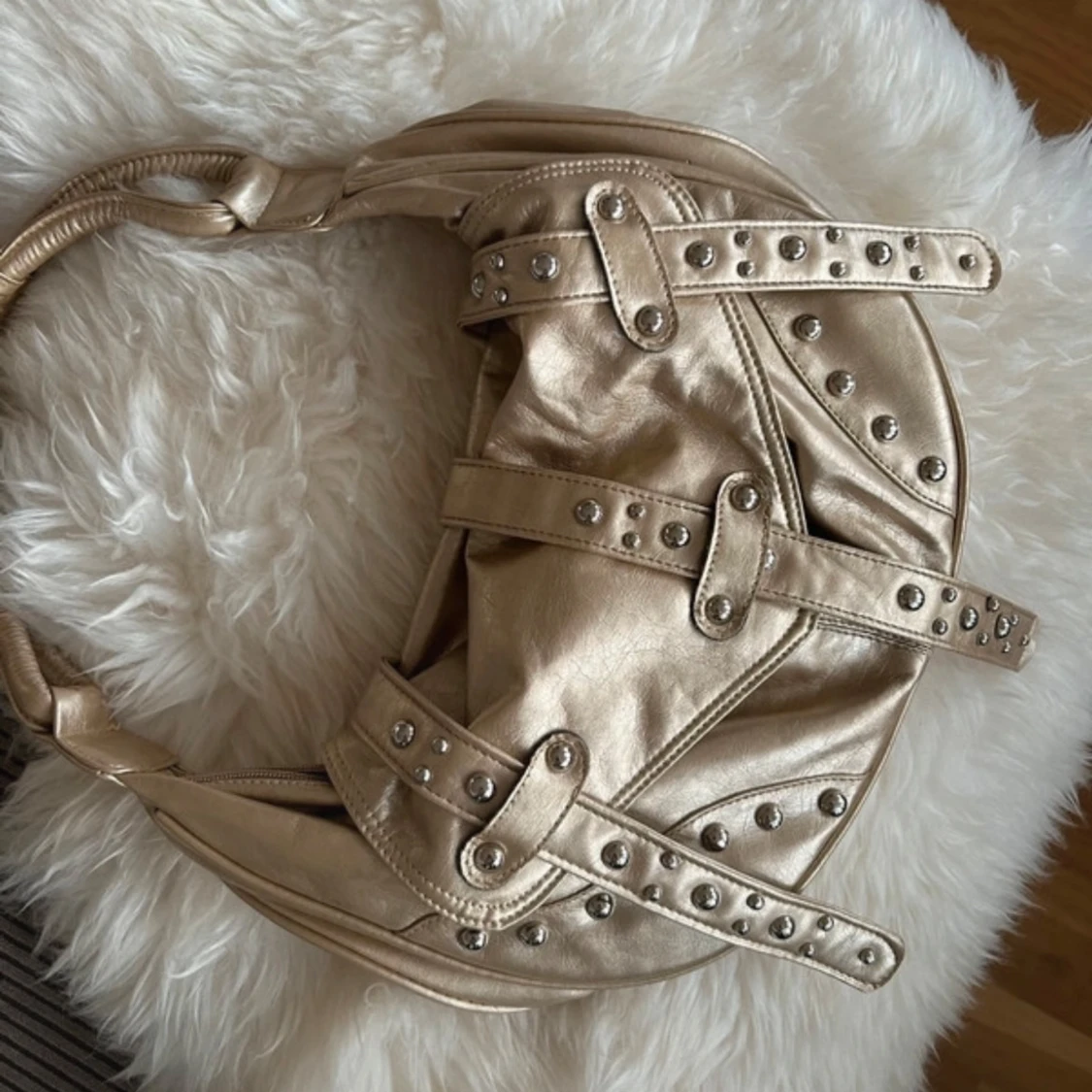 Guldig axelväska med nitar - 2