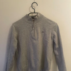 Grå Gant half zip tröja - Snygg Gant half zip tröja för barn, använt fåtal gånger.