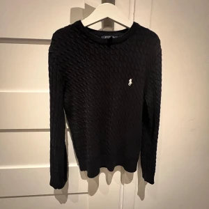 Mörkblå stickad tröja från Ralph Lauren - Snygg mörkblå stickad tröja från Ralph Lauren i storlek 134/140 ganska bra skick men den är använd. 💙