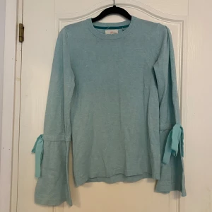Ljusblå tröja från Holly & Whyte - Säljer en ljusblå tröja från Holly & Whyte by Lindex. Tröjan har långa ärmar med knytband vid ärmsluten som ger en fin detalj. Väldigt sällan använd🌟 120kr
