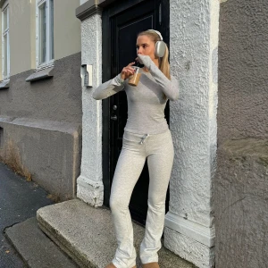 Grå mjukisbyxor med snörning - Snygga och bekväma grå mjukisbyxor med snörning i midjan. Perfekta för en avslappnad stil. Byxorna har en rak passform och är tillverkade i mjukt material för extra komfort. Jätte snygga till båda vardags eller en slapp dag hemma! Säljer pga fel storlek. Ej använda även lapp kvar! Nypris 300 kr