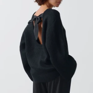 Stickad tröja med rosett - INTRESSEKOLL!  Slutsåld stickad tröja med öppen rygg och rosett från Gina Tricot! Den är helt oanvänd med prislapp kvar!!