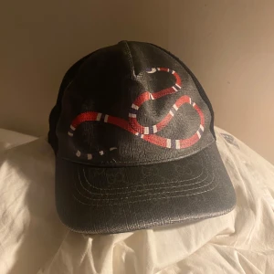 Gucci snake keps - Gucci snake keps bra skick inte mycket andvänd 😁