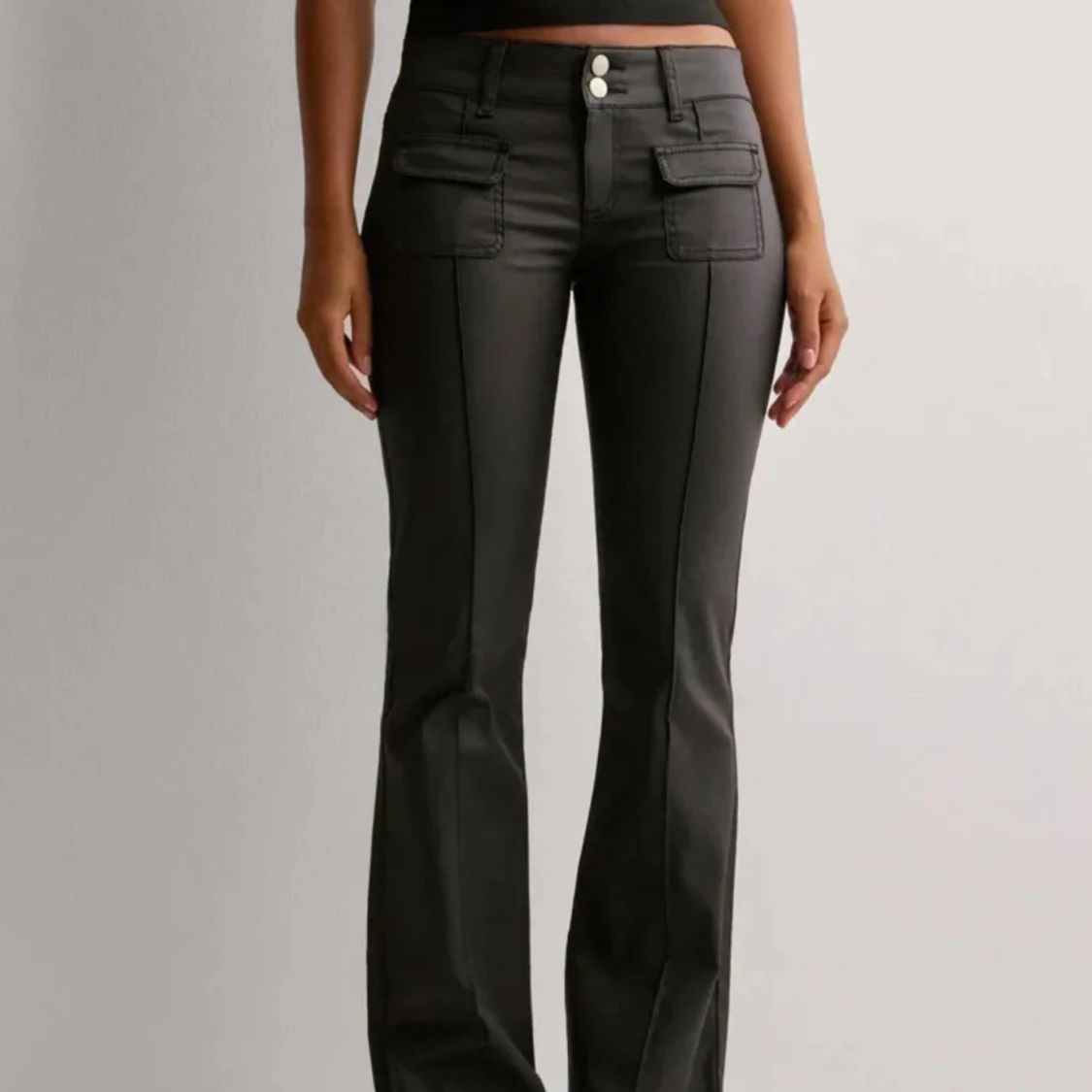 Svarta bootcut byxor med fickdetaljer