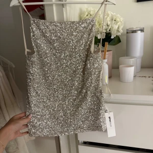 Fest top  - Aldrig använt, super fin har även en hel vit vid intresse! 