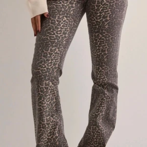Leopardmönstrade jeans  - Leopardmönstrade jeans. Jag skulle säga att jag har använt byxorna rätt så mycket i början men nu kommer dom inte till användning längre. Eftersom att jag har bandvagn byxorna så är dom lite slitna vid benet men inget som syns tydligt eller något som man märker. 