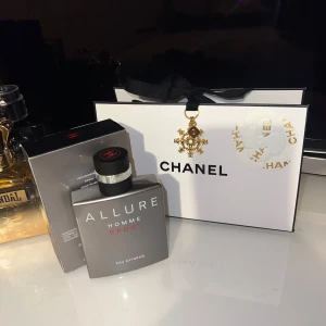 Chanel Allure Homme Sport Eau Extrême - Chanel Allure Homme Sport Eau Extrême.  Inkluderar en Chanel presentpåse. Perfekt för dig som letar efter en signatur doft. Väldigt fräsch doft och går att bära åtet om. Använt den vid 2 tillfällen, 48 ml kvar. Nypris 1273 kr. 