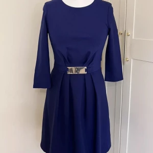 Navy Blue Ponte Jersey Stretch A-Line Dress I UK Size 14(M/L) I Career Smart I Phase Eight - Elegant mörkblå klänning från Phase Eight med trekvartsärmar och ett stilrent bälte i midjan. Klänningen har en dragkedja i ryggen och är tillverkad i en mjuk viskosblandning. Perfekt för en chic look. New: https://www.phase-eight.com/de/product/parisa-ponte-swing-dress-204818408.html