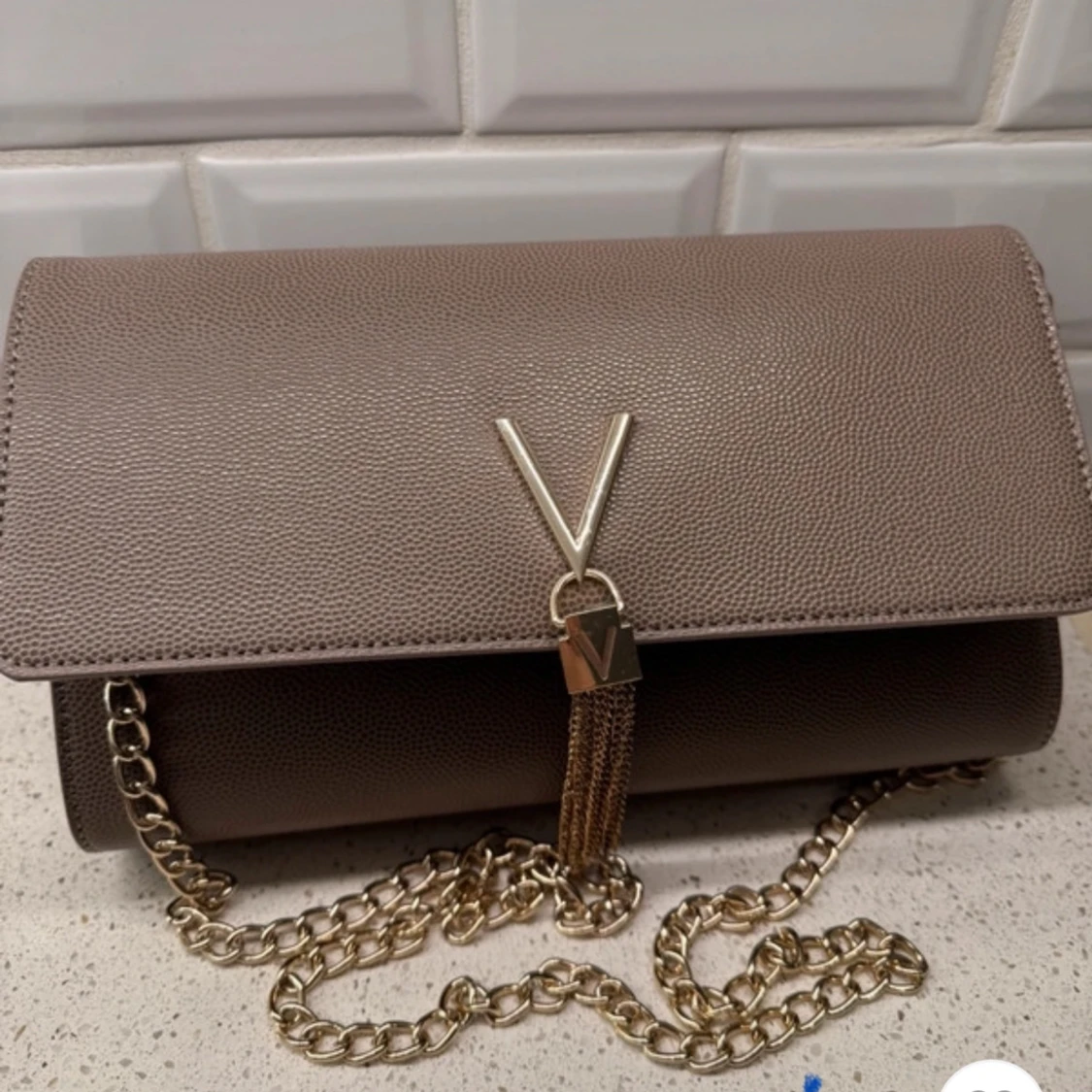 Beige kuvertväska med kedja - 2