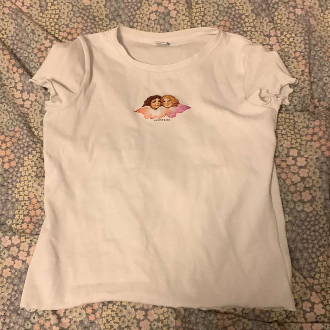 Vit t-shirt med änglamotiv från Lindex