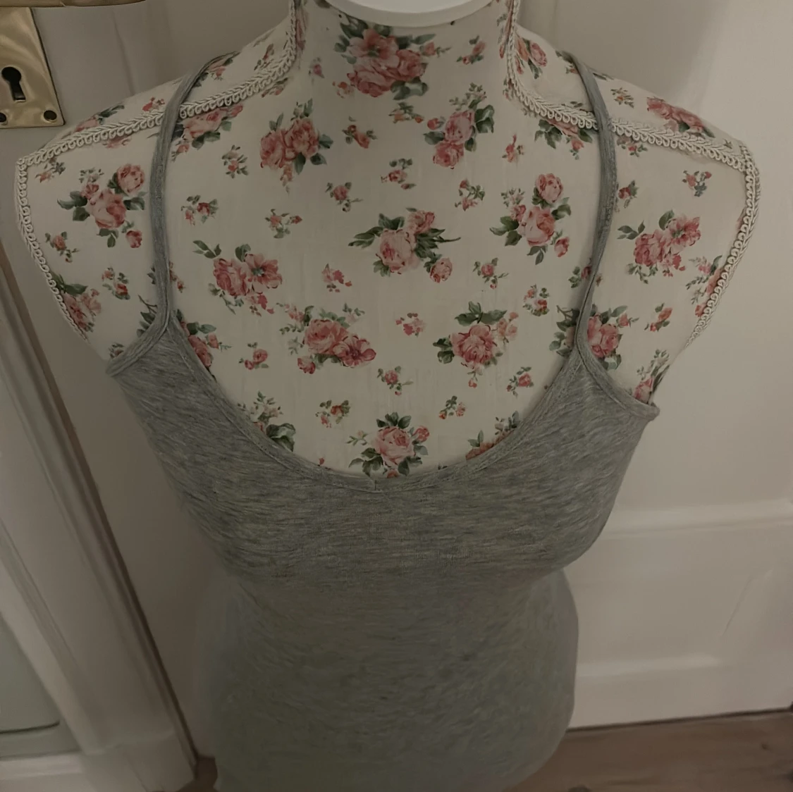 Grå ärmlös klänning - 2