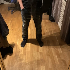 Mörkblå jeans från Diesel - Säljer ett par mörkblå jeans från Diesel med slitna detaljer och en klassisk femficksdesign. Jeansen har en normal passform och är perfekta för en avslappnad stil. De har en snygg tvätt och är tillverkade i slitstarkt denim. Nypris 2300, priset ej hugget i sten, jeansen är för små så vill bara bli av med de😌