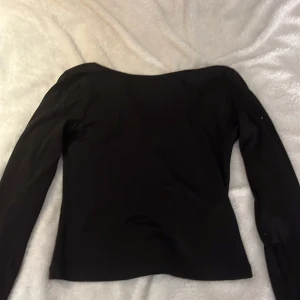 Svart långärmad topp från Gina Tricot - Säljer en svart långärmad topp från Gina Tricot. Änvänd några få gånger. Uringring på baksidan. Storlek 146/152.
