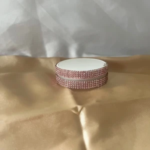 Pink glitter box MINI - En snygg dosa så du slipper gå runt med omatchade original förpackningar🤩Exempel att ha i den: Tuggummi, snus eller hår accessoarer. Den är självklart noggrant rengjord innan försäljning!