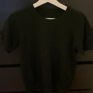 Svart stickad kortärmad tröja - Säljer denna snygga tröja från en marknad i Spanien!