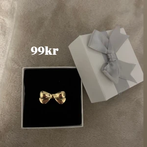 Rosett ring  - Inte Justerbar, rostfri. Frakt 22kr🩷