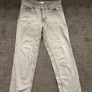 Grå jeans från Gina tricot - Snygga grå jeans från Gina tricot i storlek 36. Dom är vida och sitter skit snyggt. Säljer då dom blivit för små. Passar till det mesta med tanke på att dom är grå