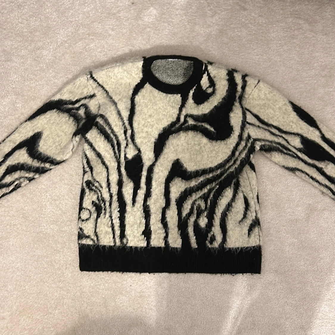 Svartvit mönstrad tröja