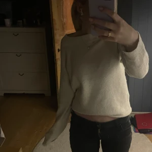 Beige/vit stickad tröja - Säljer en mysig beige stickad tröja från only med långa ärmar och ribbade kanter. Perfekt för kyligare dagar och enkel att matcha med olika outfits. Inga tecken på användning då den inte har avänts med än ett fåtal gånger, pris går att diskuteras💗💗