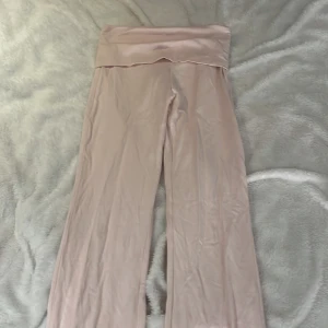 Rosa byxor från Gina Tricot - Säljer ett par mjuka och bekväma rosa byxor från Gina Tricot. Nästan helt oanvända. Stryks och tvättas innan den skickas. Storlek 134/140.