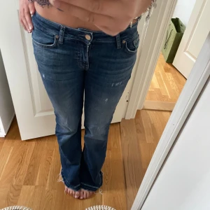 Lågmidjade jeans - Säljer dessa jättefina lågmidjade jeans i storlek 27/32 ❤️❤️ säljer eftersom de inte kommer till användning 