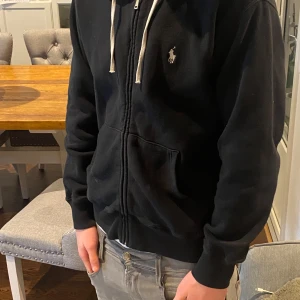 Ralph lauren Hoodie - Fet zip som man kan rocka på ghäda eller ba softa i, skick 8/10, strlk M men passar mer som S, jag ör 178 o passar perfekt