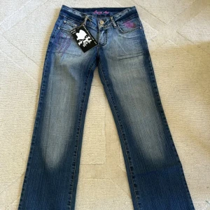 Vintage crazy age jeans - Snygga crazy age jeans low waist Flared😻 köpta på plick men kommer inte till användning längre. Använda ganska mycket men ändå i mycket bra skick🥰🥰 storlek w27 midjemåttet 36cm rakt över inbenslängden 80cm❤️💞 om ni har några frågor eller vill ha fler bilder tveka inte att fråga