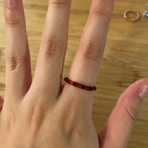 Röd ring, pärlor - Egentillverkad ring av pärlor och ståltråd❤️ca 8cm omkrets och ca 18mm diameter. Går att beställa i valfri färg/färger💅🏼